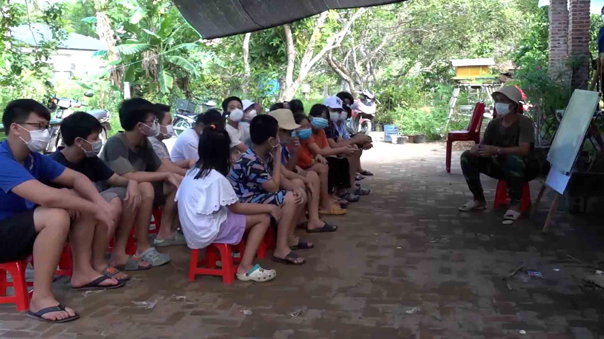 자녀가 심리적 외상을 입을까 봐 학부모 여름 캠프 선택 시 신중해야