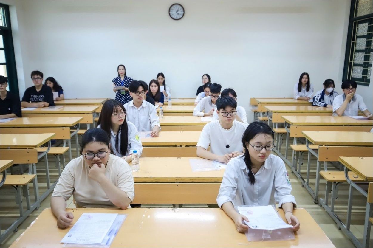 The official answers for all subjects of the 2025 high school graduation exam are fully updated by Lao Dong Newspaper. Photo: Van Trang