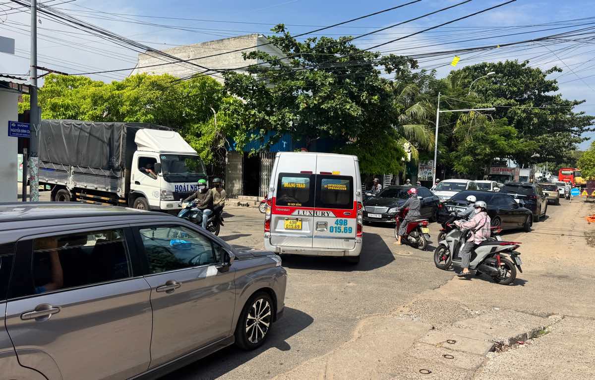 Nhieu huong xe luu thong tai nga tu nay. Anh: Duy Tuan