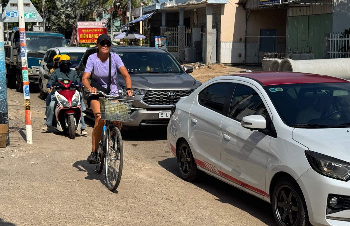 Xe may, xe dap phai leo le de thoat khoi vi tri un tac. Anh: Duy Tuan