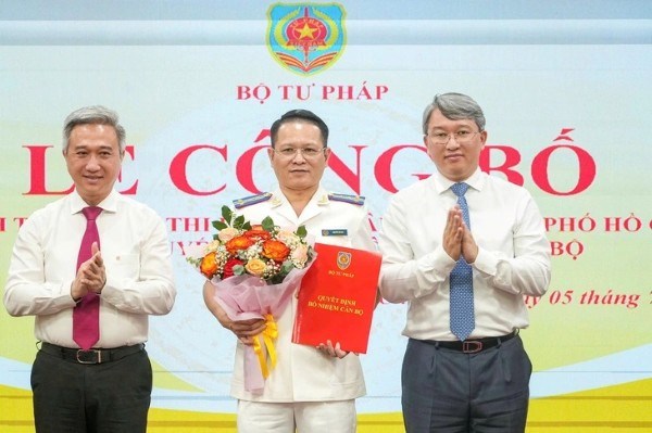Trao quyết định bổ nhiệm Trưởng Thi hành án dân sự TP Hồ Chí Minh