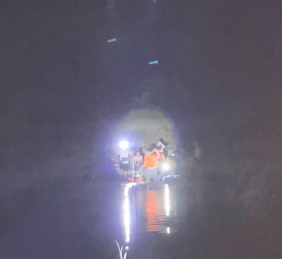 camping at night, 6 young men in Da Nang were isolated by rising stream water. Photo: Da Nang City Police