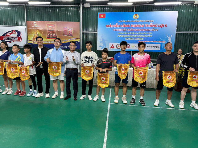 Lam Dong Labor Cultural House organizo un torneo de badminton con mas de 200 atletas de 17 equipos en la provincia que participaron en la competencia. Foto: Anh Kiet