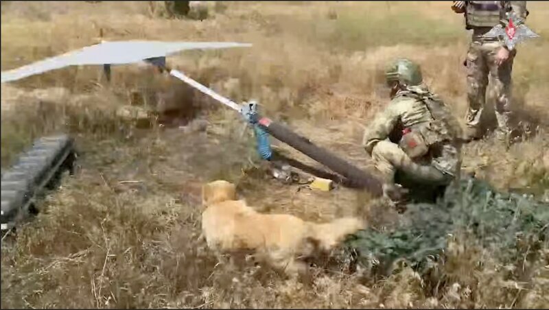 러시아 군인들이 분쟁 전장에 슈퍼캠 UAV를 배치하고 있습니다. 사진: 러시아 국방부