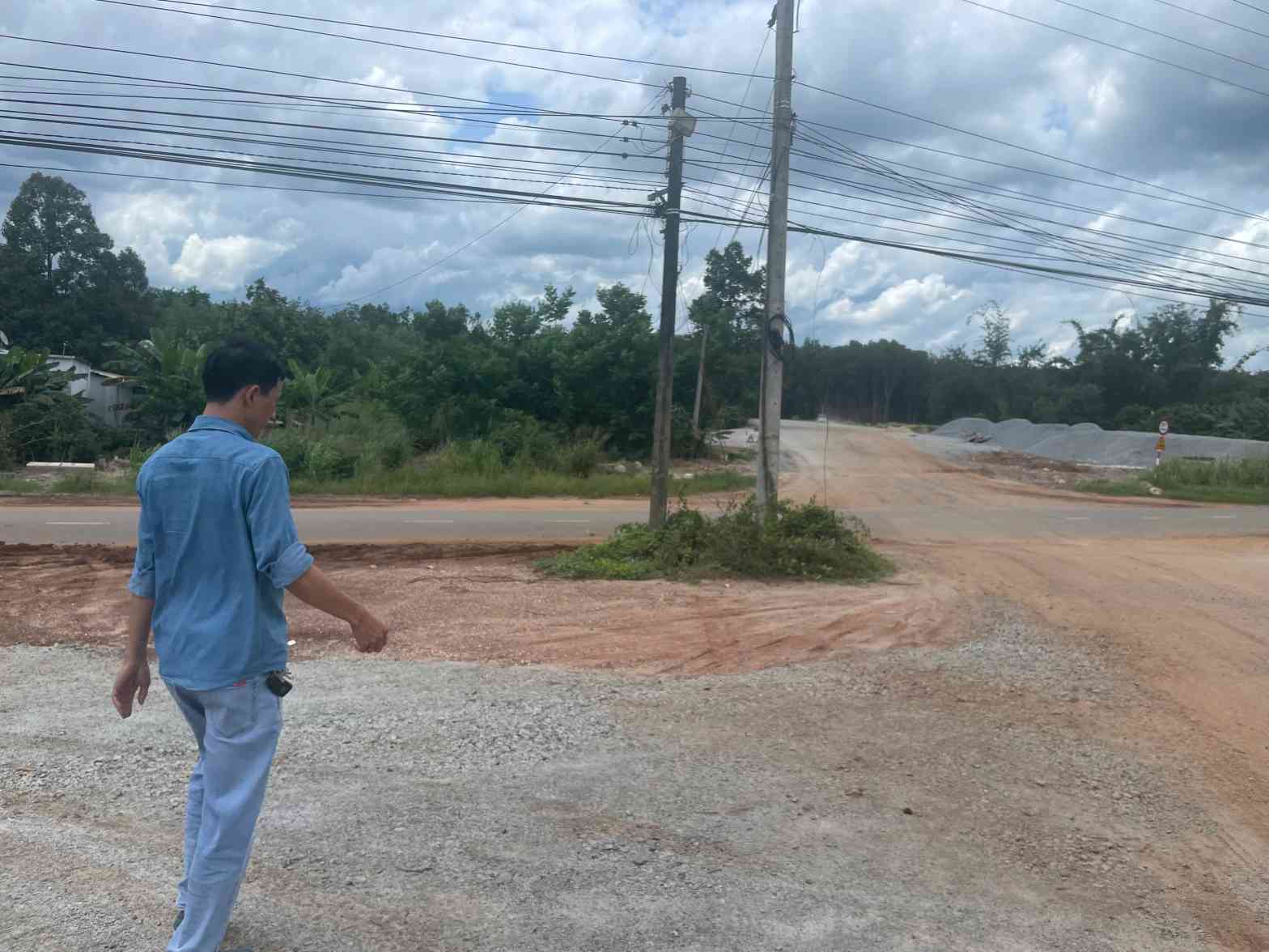 Hai cot dien o nut giao duong Ho Chi Minh voi DT 750 van chua duoc di doi. Anh: Dinh Trong
