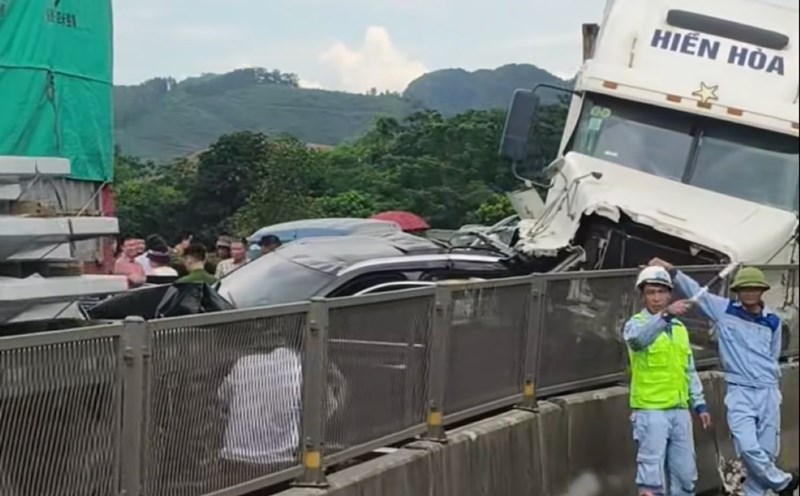 At the scene of the accident, the cars crashed into adense of cars. Photo: Phuc Tuan