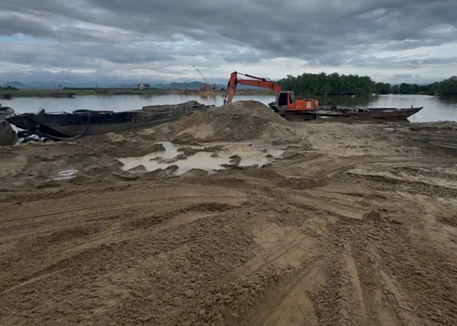 Phát hiện nhiều vụ khai thác cát trái phép trên sông Kiến Giang