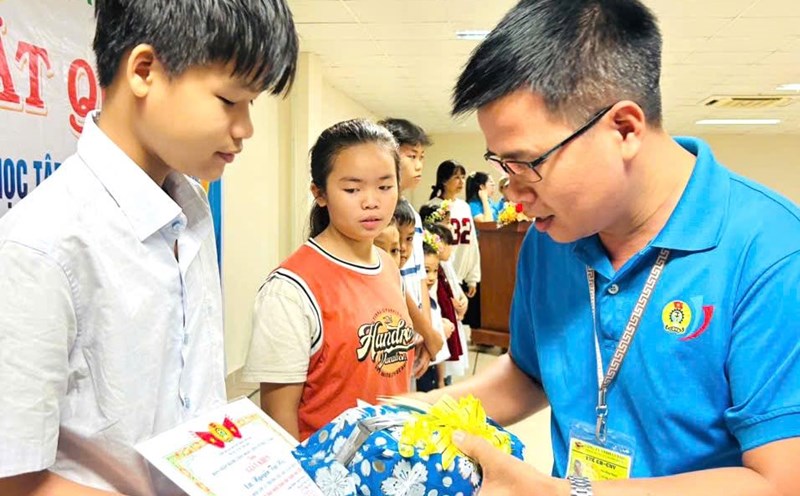 Nearly 900 union members and employees of CiBao Company Limited (Dong Nai) were rewarded. Photo: Provided by the Union