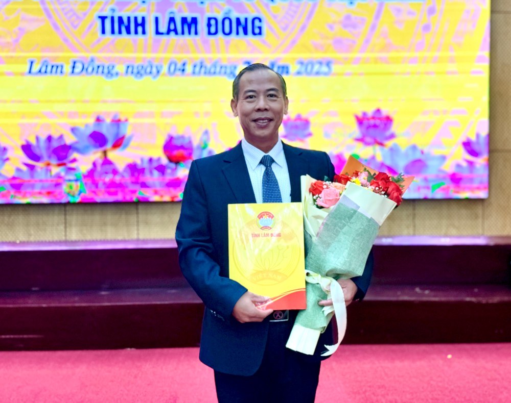 Ong Nguyen Phu Hoang - Pho Chu tich Uy ban MTTQ Viet Nam tinh, Chu tich Lien doan Lao dong tinh Lam Dong nhan quyet dinh. Anh: Duy Tuan