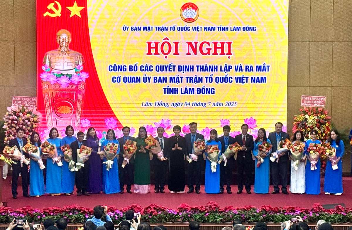 Cac lanh dao LDLD tinh, Ban Cong tac Cong doan ra mat. Anh: Duy Tuan