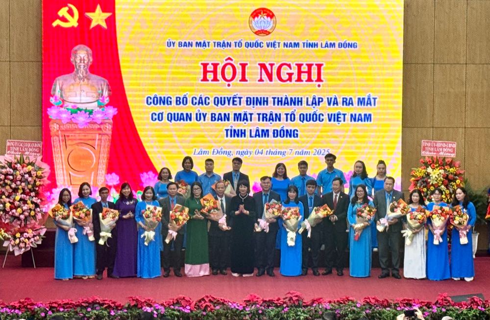 Lanh dao va cac chuyen vien Ban Cong tac Cong doan thuoc Uy ban MTTQ Viet Nam tinh Lam Dong. Anh: Duy Tuan