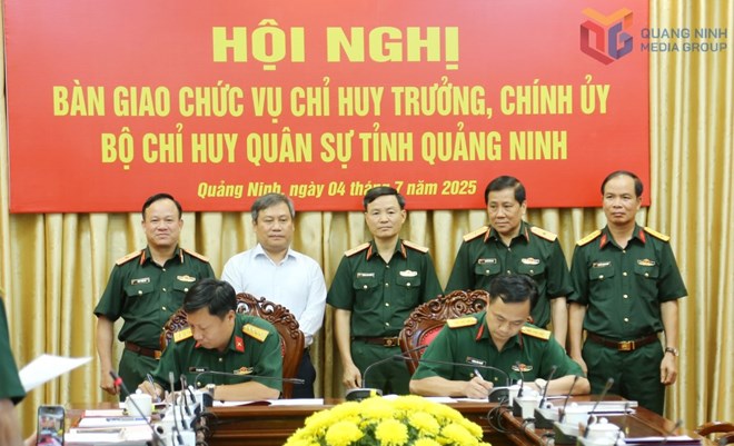 Dai ta Le Trong Hoa - Chi huy truong Bo Chi huy Quan su tinh Quang Ninh va Thuong ta Hoang Van Thuyet - Chinh uy Bo Chi huy Quan su tinh Quang Ninh - nhan nhiem vu. Anh: Trung tam Truyen thong tinh Quang Ninh