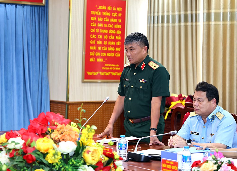 Trung tuong quan doi Nguyen Van Hien phat bieu tai hoi nghi. Anh: Bo Quoc phong