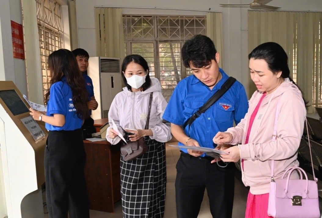 Los miembros del sindicato apoyan a las personas para llevar a cabo procedimientos administrativos en el proceso de desplegar el gobierno de dos niveles. Foto: Proveedor