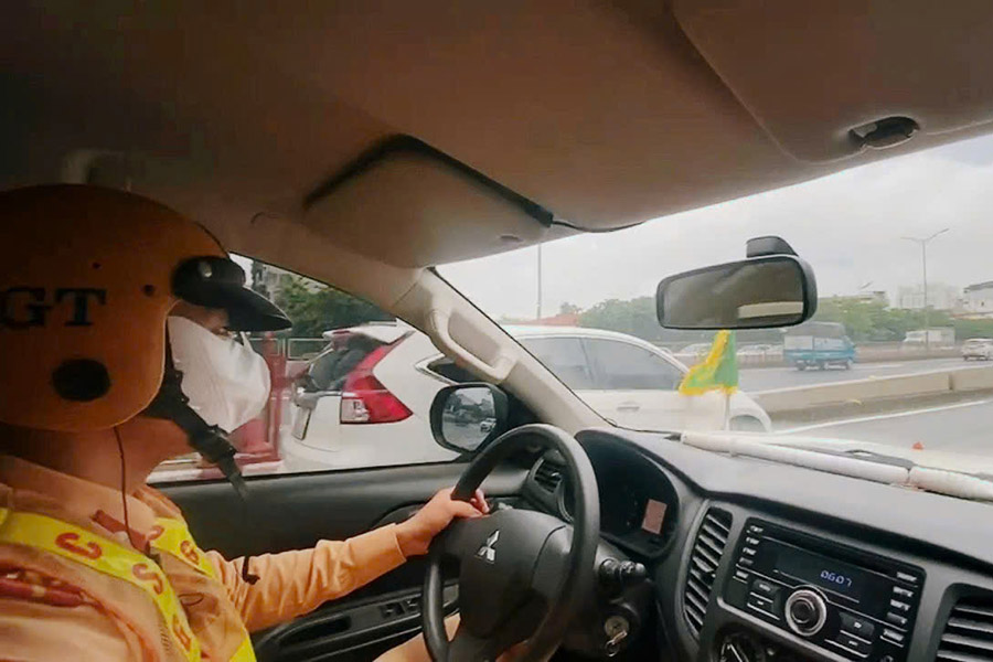 CSGT truc tiep dieu khien phuong tien dua nguoi bi nan di cap cuu. Anh: Cong an cung cap