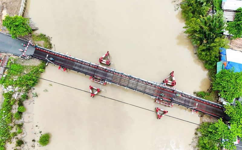 Rach Tom iron bridge (Nha Be commune, Ho Chi Minh City) is currently deteriorating after more than 50 years of exploitation. Photo: Anh Tu