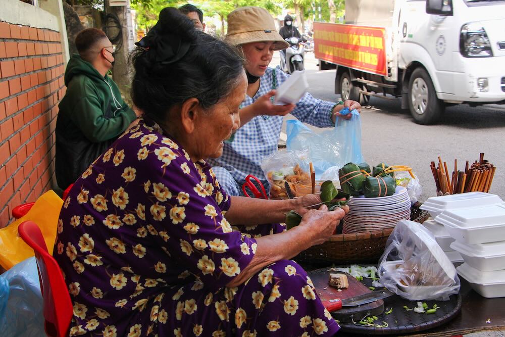 Me Hanh ban banh cuon tom chua thu hut dong dao thuc khach den thuong thuc. Anh: Diep Chau