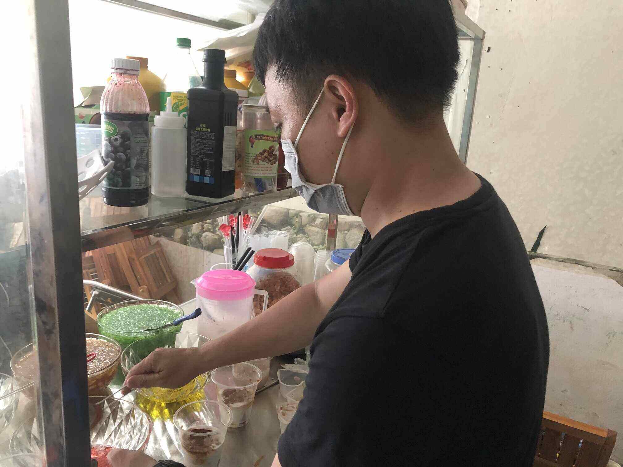 Anh Tam mo quan che voi mong muon cai thien them thu nhap lo cho con hoc hanh. Anh: Minh Huong.