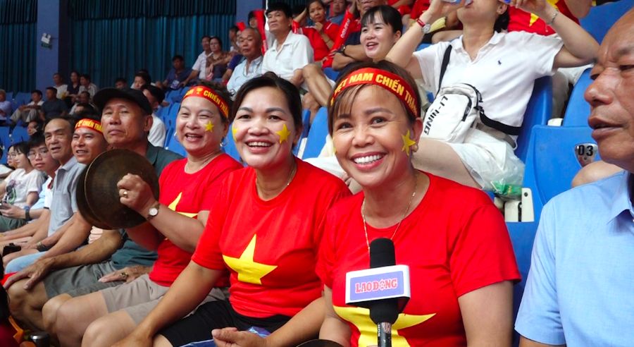 베트남 여자 배구 대표팀과 코라벨카의 VTV 컵 2025 결승전을 보러 온 팬들. 사진: 호앙후에
