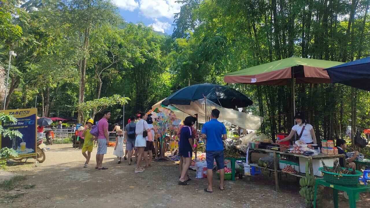 Khu vuc xung quanh thac Trang co cac choi, lan ban hang, phuc vu du khach. Anh: Binh Khang