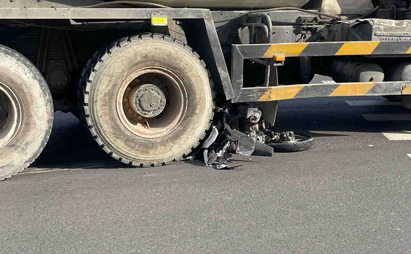 The scene of the tanker truck and motorbike accident that killed the female motorbike taxi driver. Photo: Dinh Trong