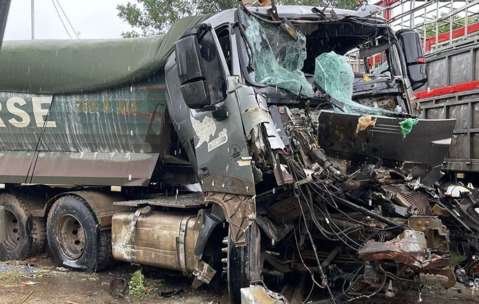La parte delantera del camion se daño seriamente despues de un accidente de trafico. Foto: Han Nguyen