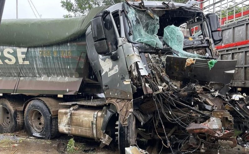 The front of the truck was severely damaged after a traffic accident. Photo: Han Nguyen