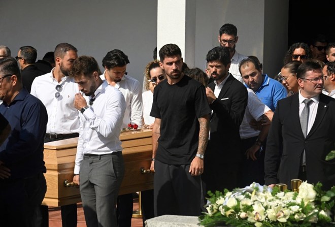 Ruben Neves ben linh cuu Diogo Jota. Anh: AFP