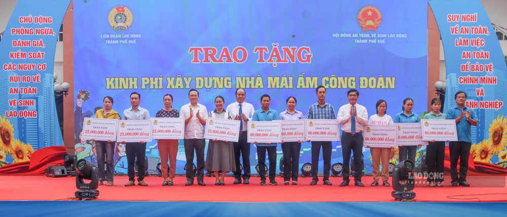 Awarding funds to repair "Union Shelter" houses to union members and workers at the launching ceremony of "month of action on Occupational Safety and Hygiene" in 2025. Photo: Nguyen Luan