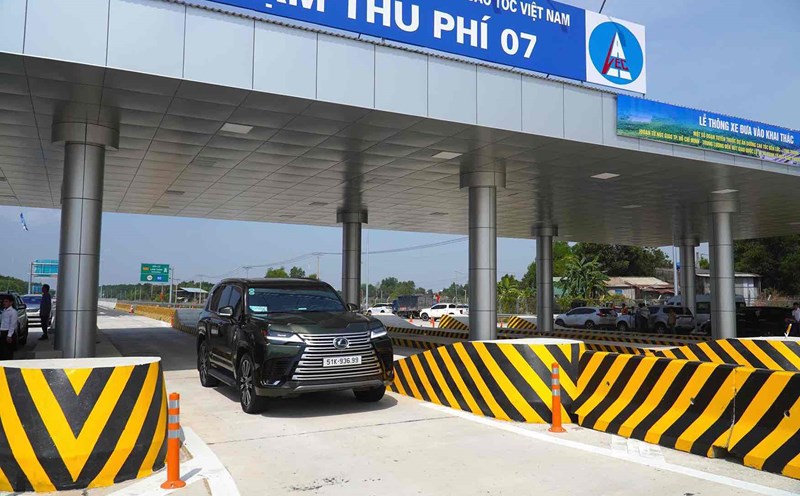 Vehicles traveling through the Ben Luc - Long Thanh expressway toll station, Dong Nai province section on February 7. Photo: HAC