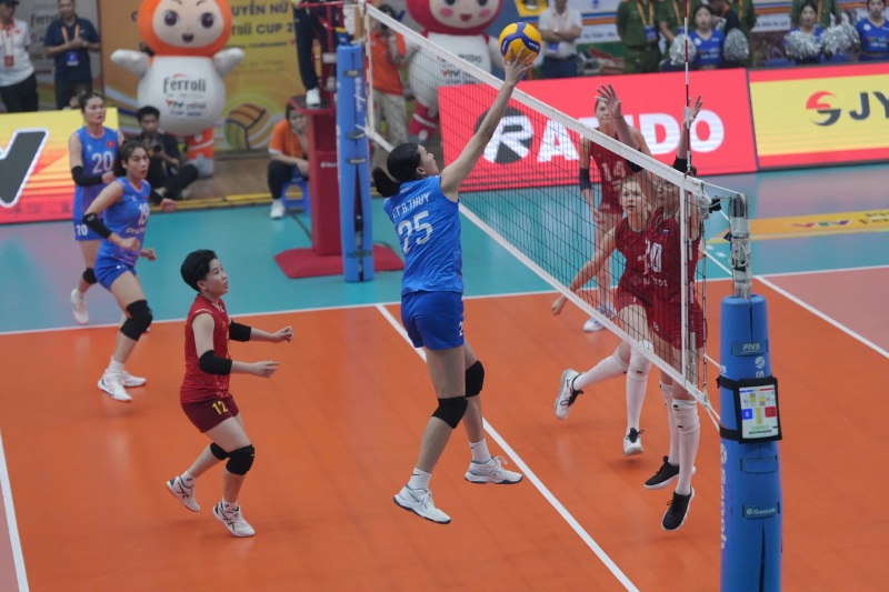 Câu lạc bộ Korabelka (Nga) đánh bại Việt Nam để lên ngôi vô địch giải bóng chuyền nữ VTV Cup 2025. Ảnh: VFV
