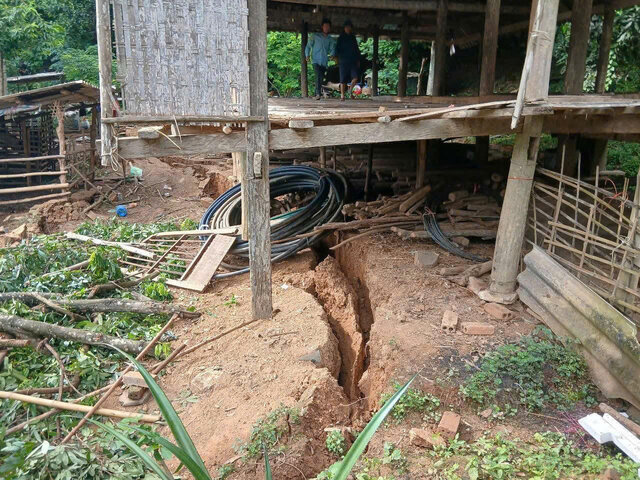 Khu vuc mot ho dan sinh song xa Muong Saico vet nut dai co nguy co sat lo cao. Anh: Truong Son