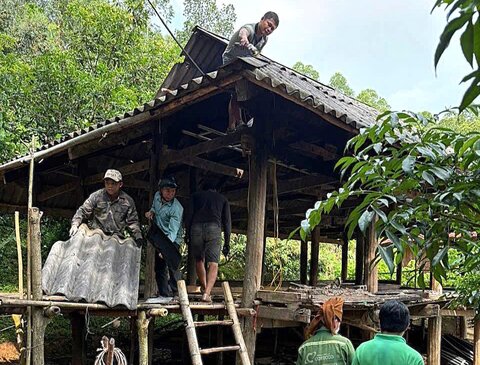 Cac luc luong va nguoi dan xa Muong Sai ho tro di doi tai san cua nguoi dan ra khoi vung sat lo. Anh: Truong Son