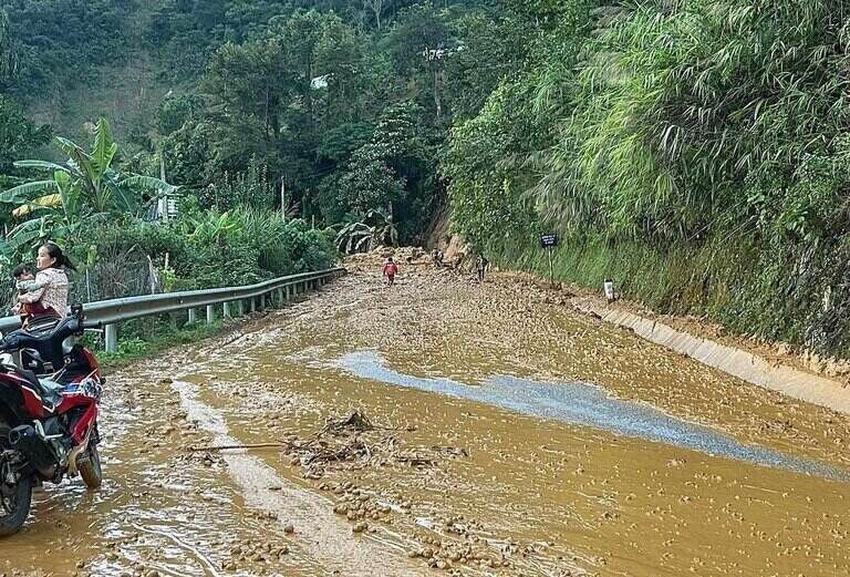 찌엥마이사를 통과하는 국도 4G 구간이 산사태로 인해 교통 체증이 발생했습니다. 사진: Truong Son
