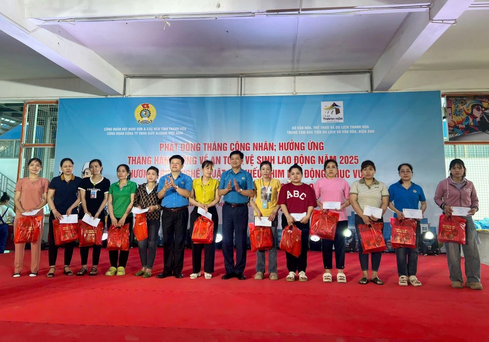 Representantes de la Federacion Laboral de la provincia de Thanh Hoa, Nghi Son Economic Zone Trade e Industrial Parks of Thanh Hoa Province and Businesses presentaron obsequios a miembros y trabajadores sindicales. Foto: Hoai an