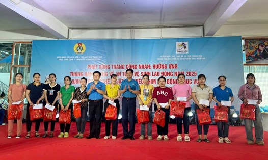 Đại diện LĐLĐ tỉnh Thanh Hóa, Công đoàn Khu Kinh tế Nghi Sơn và các khu công nghiệp tỉnh Thanh Hóa và doanh nghiệp trao quà cho đoàn viên, người lao động khó khăn. Ảnh: Hoài An