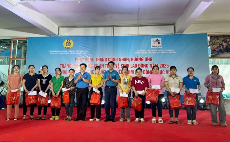 Representatives of the Thanh Hoa Provincial Federation of Labor, the Nghi Son Economic Zone Trade Union and industrial parks in Thanh Hoa province and enterprises presented gifts to union members and workers in difficult circumstances. Photo: Hoai An