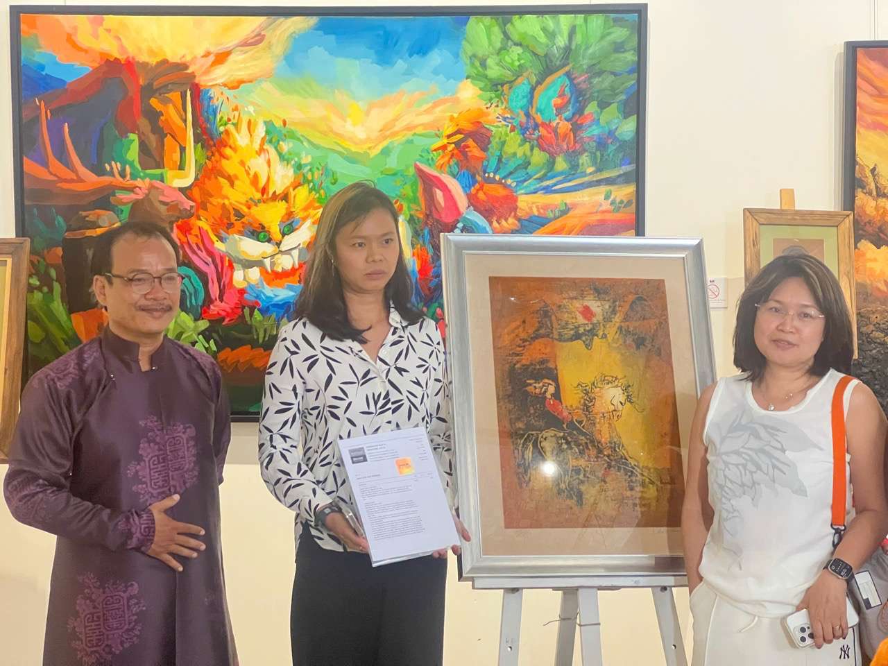 絵画のオークション。写真:ルック・ニョン.