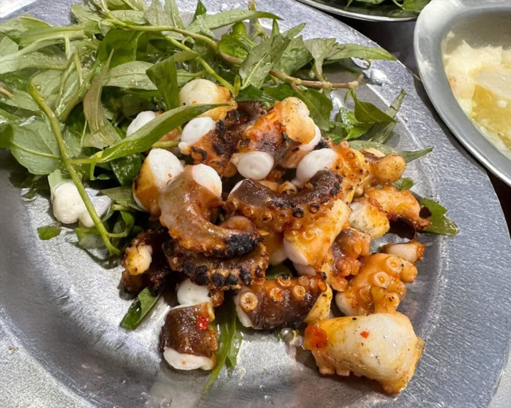 칠리 소금에 구운 문어는 주말에 즐기기에 적합한 요리입니다. 사진: Mai Lan