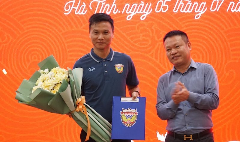 Coach Nguyen Cong Manh debuted for Hong Linh Ha Tinh. Photo: HLHT