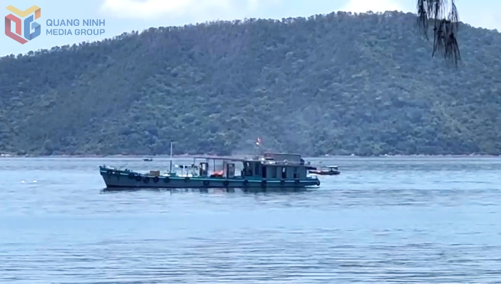 홍푹 유조선 화재 현장 번호 QN-8582. 사진: 짜꼬 국경 수비대.