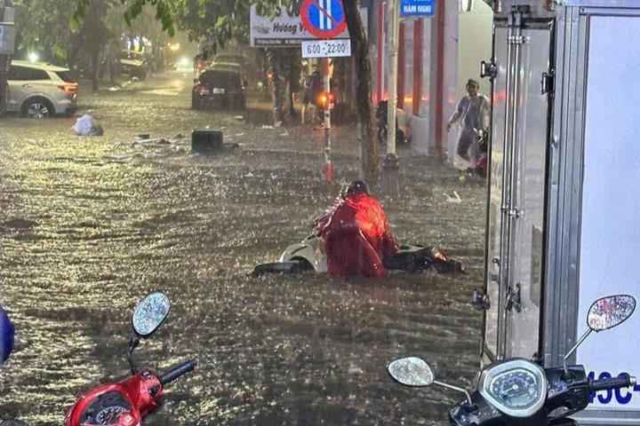 Co noi nuoc ngap sau khien xe may chet may, o to phai quay dau hoac di chuyen rat cham. Anh: Minh Hanh
