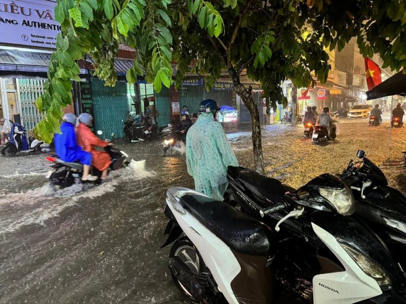 오후 5시부터 폭우로 인해 다낭 중심부의 많은 거리가 부분적으로 침수되었습니다. 사진: 민한