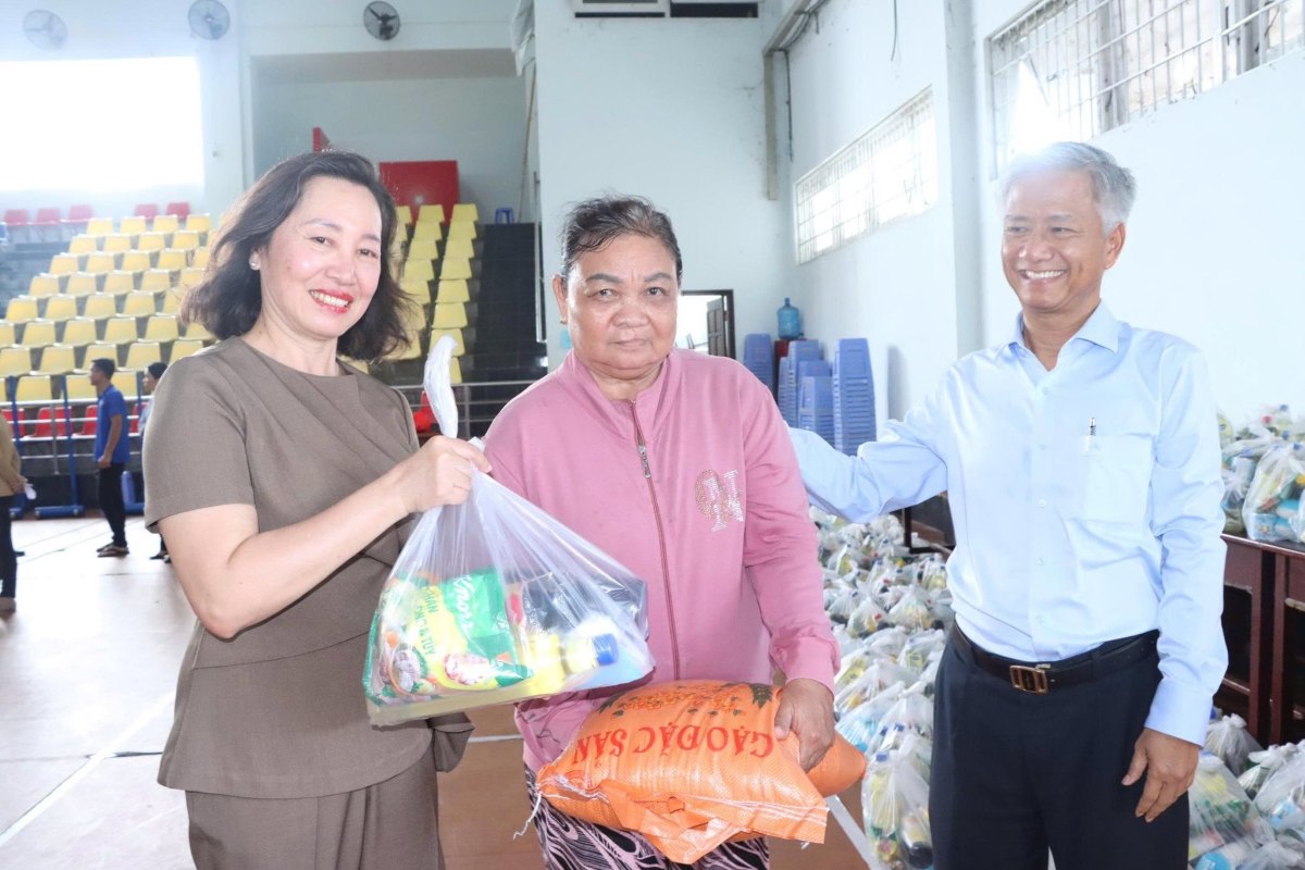 Trao cac phan qua ho tro nguoi dan hoan canh kho khan. Anh: Xa Dat Do
