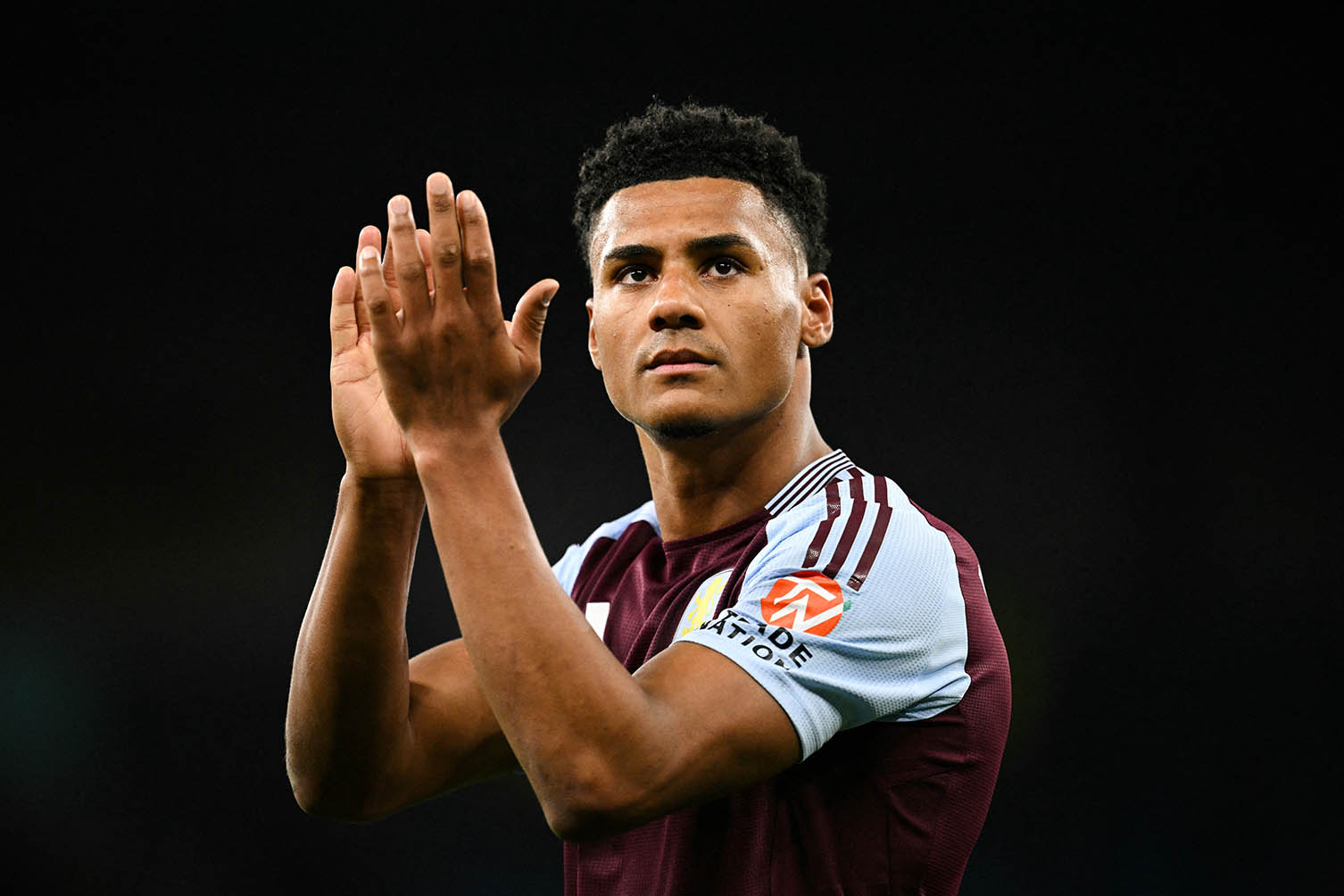 Aston Villa la doi thu 2 tai Premier League bi phat, canh bao nguy co bi theo doi rat chat trong thoi gian toi. Anh: AFP