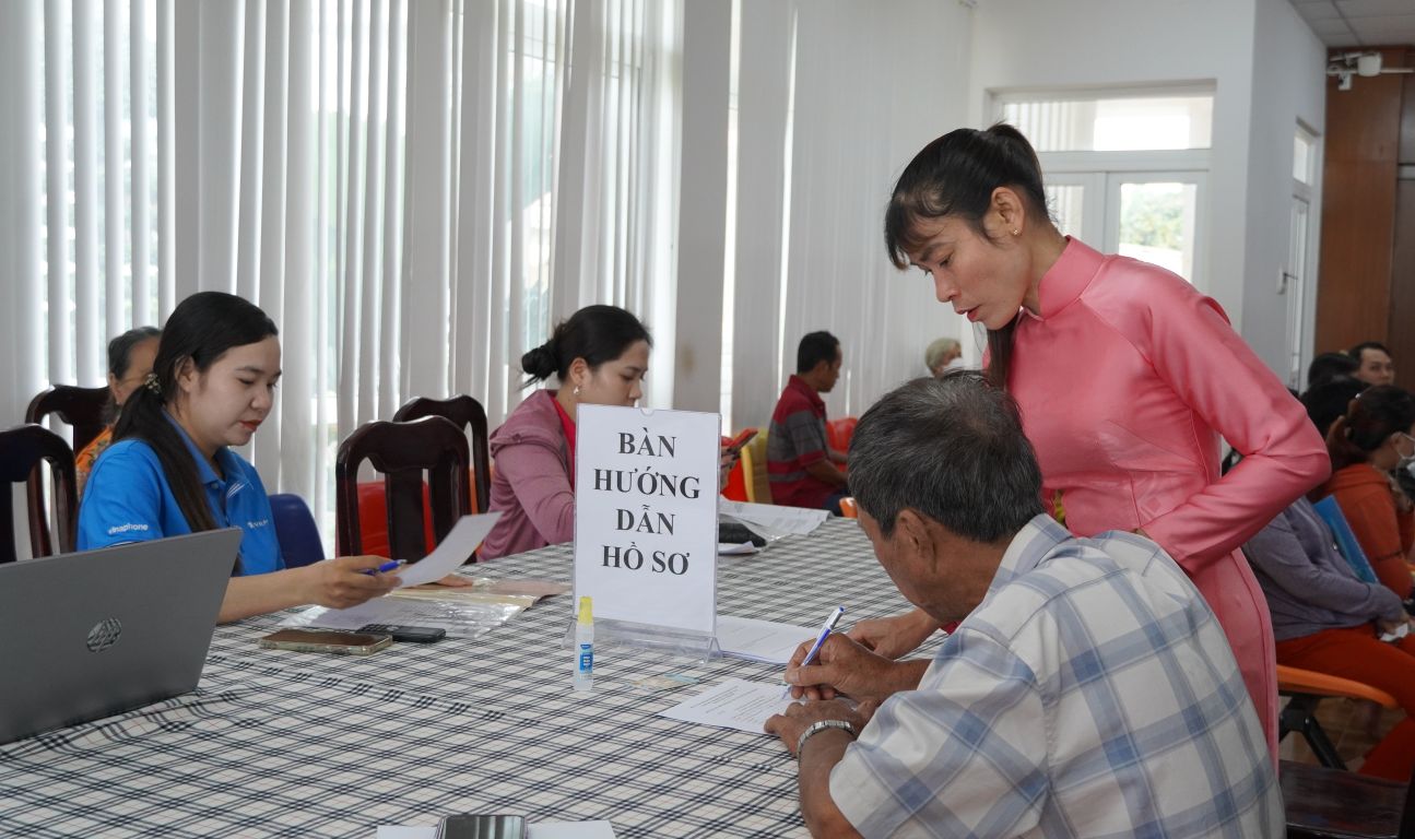 Can bo huong dan nguoi dan thuc hien cac thu tuc hanh chinh. Phuong Anh