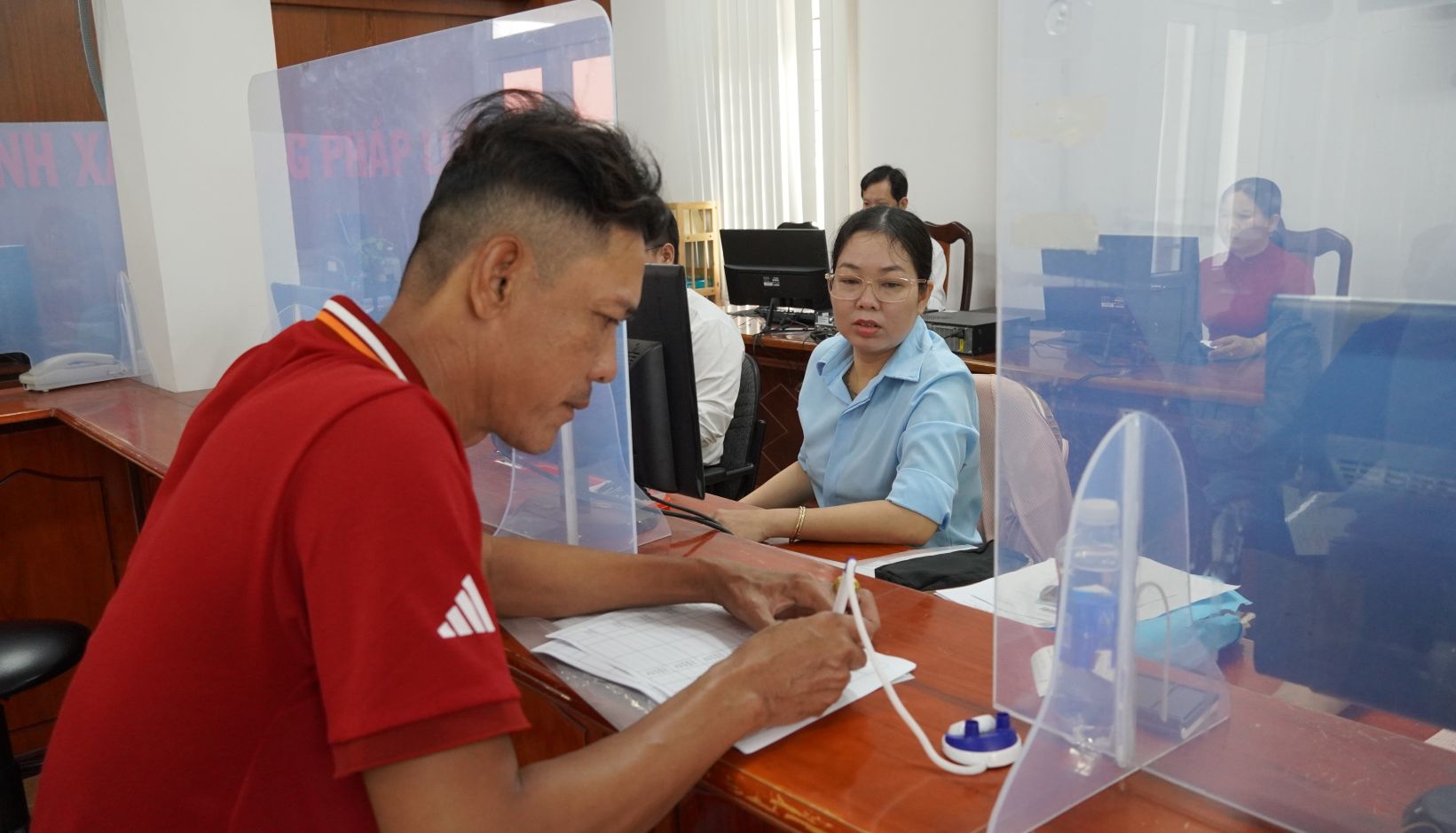 Nguoi dan thuc hien thu tuc hanh chinh tai Trung tam phuc vu hanh chinh cong xa Long Phu, TP Can Tho. Anh: Phuong Anh