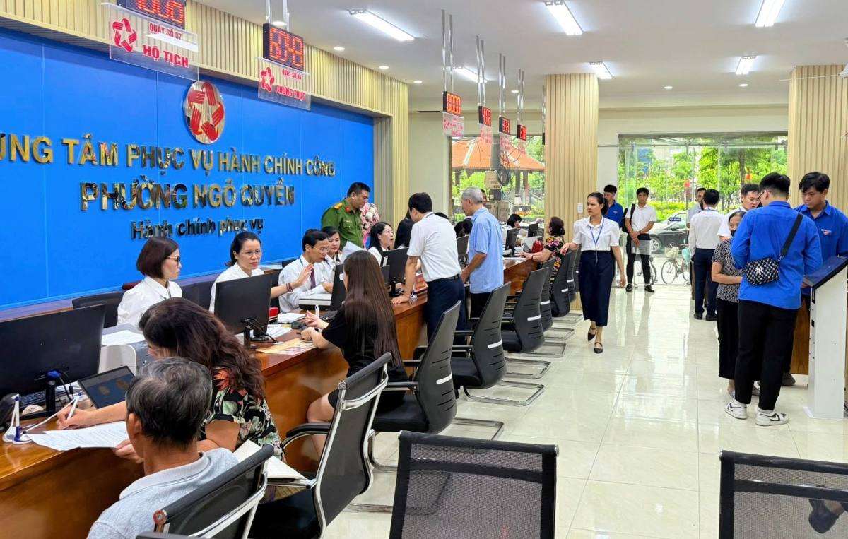Tuan lam viec dau tien tai Trung tam Phuc vu hanh chinh cong phuong Ngo Quyen. Ảnh: Am vang Ngo Quyen