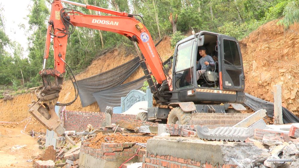 Phuong Kien An pha do cong trinh vi pham tai nghia trang Cuu Vien. Ảnh: Cong TTDT phuong Kien An
