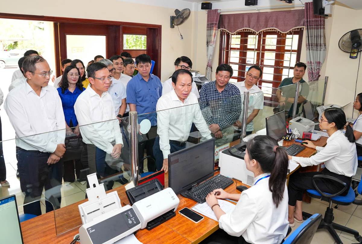 Dong chi Le Tien Chau, Uy vien Trung uong Dang, Bi thu Thanh uy Hai Phong kiem tra hoat dong tai Trung tam Phuc vu hanh chinh cong phuong Ai Quoc. Ảnh: Cong TTDT Hai Phong